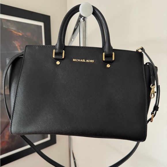 Merry Christmas 🎄🧑‍🎄 Michael Kors black bag, super clean, like new👌👌👌😍😍 - Picture 4 of 15